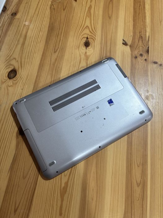Hp 15,6• procesor  i5-7200U•12gb ram DDR4• SSD 256gb•