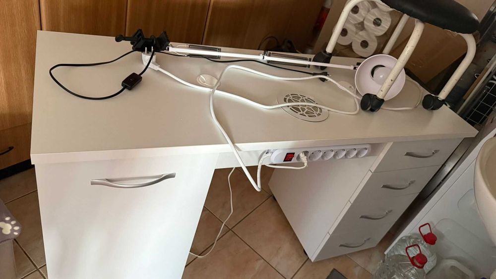 Masa manichiură cu aspirator incorporat