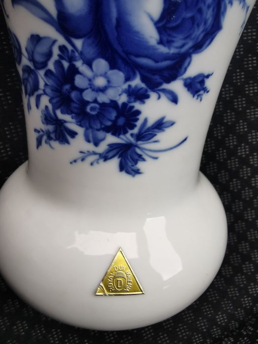 Vază porțelan Royal Dux Bohemia – pictată manual
Vază porț