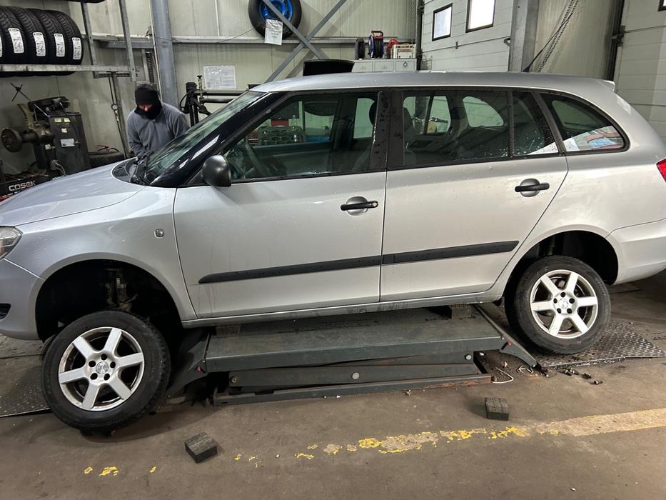 Vând Skoda Fabia, an fabricație 2011, echipată cu motor 1.6 TDI diesel, 90 CP, cutie de viteze manuală și normă de poluare Euro 5.