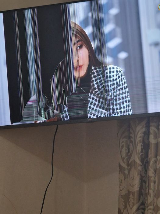 Artel 43 talik  smart tv  Bu  ekrani singan