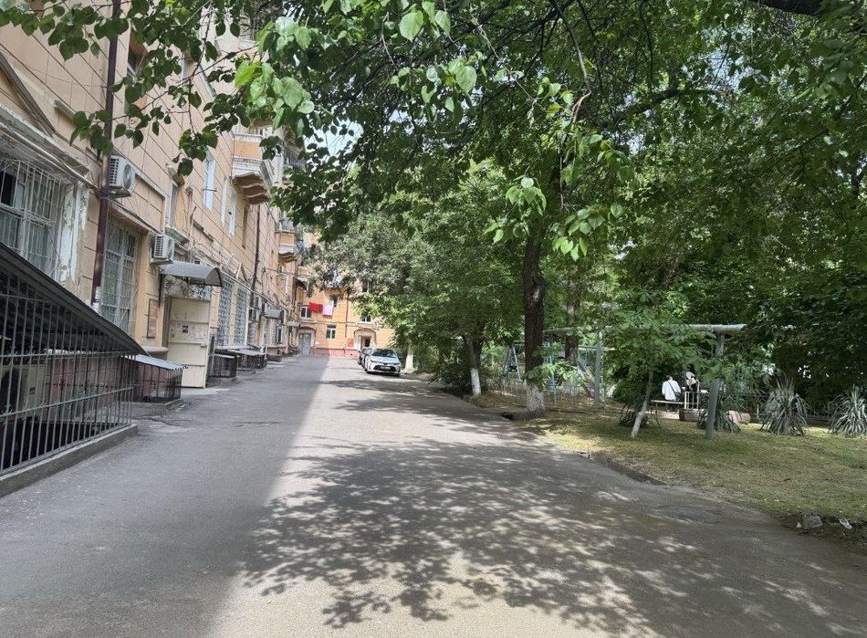 Сдаётся большая высокопотолочная квартира — Сталинка
