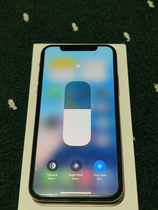 Iphone xs gold.