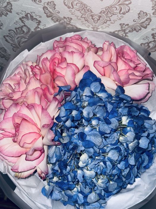 Букет из роз и гортензии