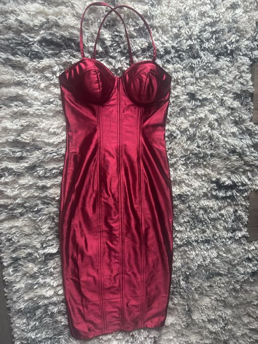 Рокля за празднични дни от еластичен плат ,подплатена на бюста