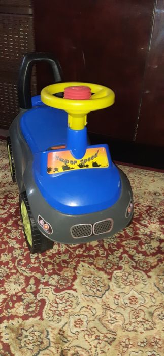Игрушечные машина синего цвета для детей