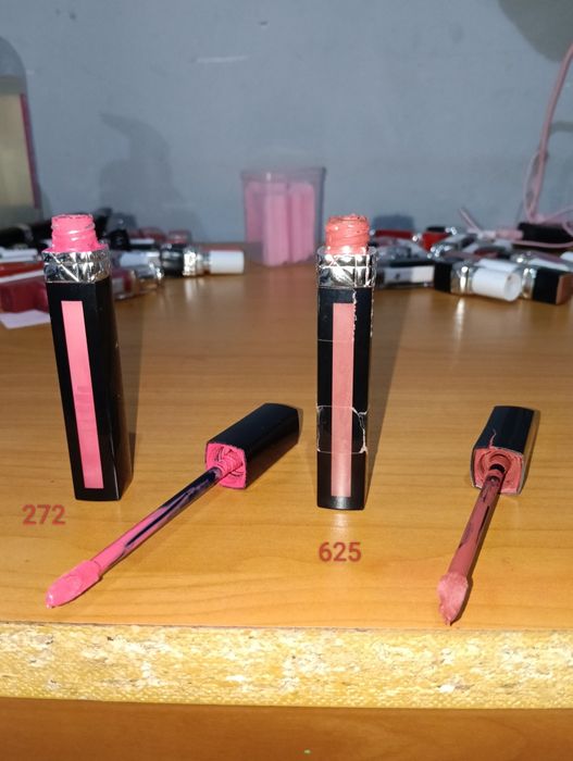 Продава червила гланцове на Диор!