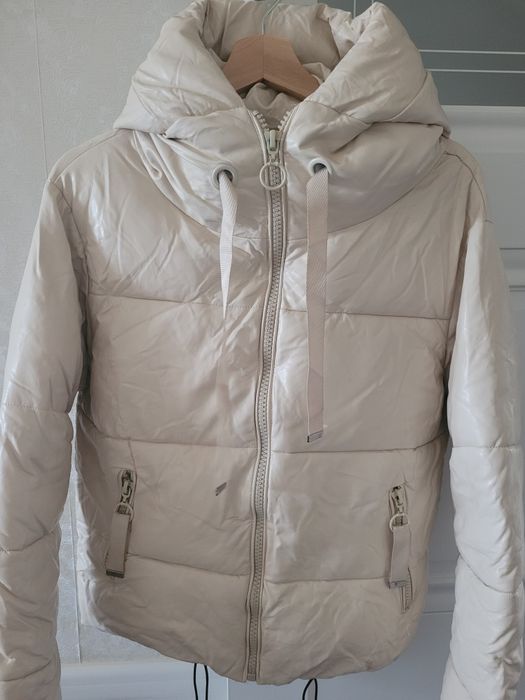 Продам женскую куртку 2000 тг