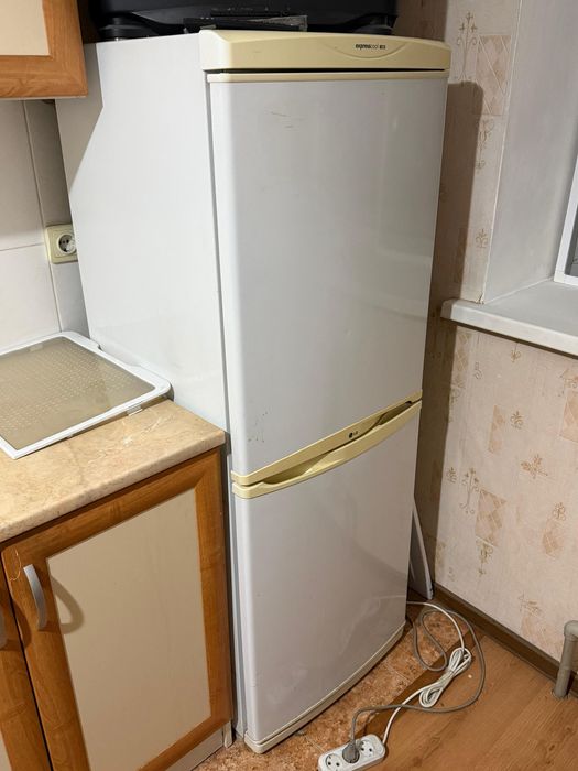 Продам холодильник с морозильной камерой