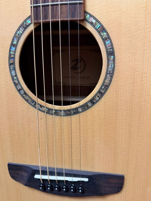 Акустическая гитара.