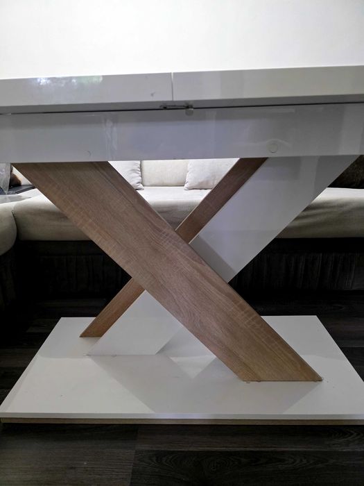 Продавам трапезна разтегателна маса.