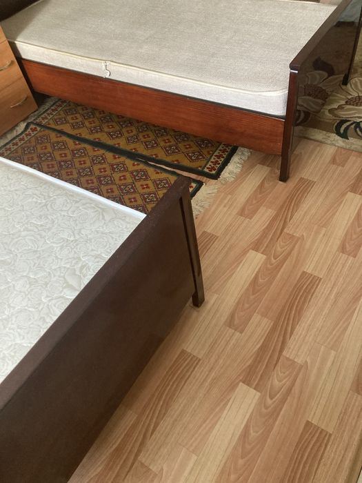 Продам  2 кровати   Односпалки Румынияцена за две  ,дерево
