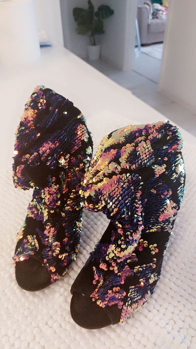 Ghete dama, colorate cu paiete, toc 12cm, cu decupaj în fata scurte