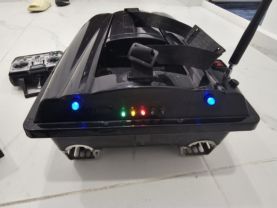 Лодка за захранка и поставяне на шамандура