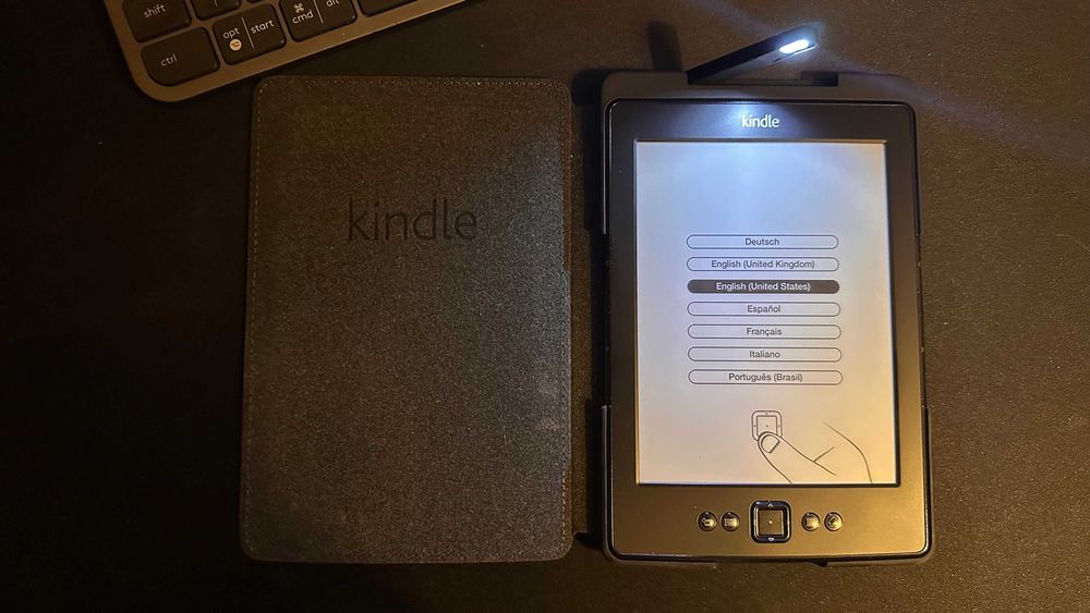 Amazon Kindle Wi-Fi 6 inch black si husa cu LED