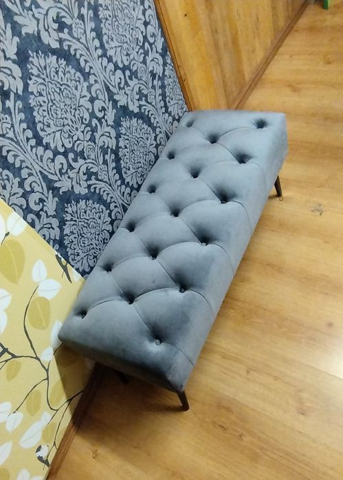 Vând băncuță tapițată model Chesterfield din catifea Gri antracit