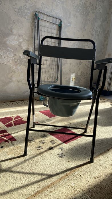 Продадается новый кресло-туалет с санитарным оснащением туалет