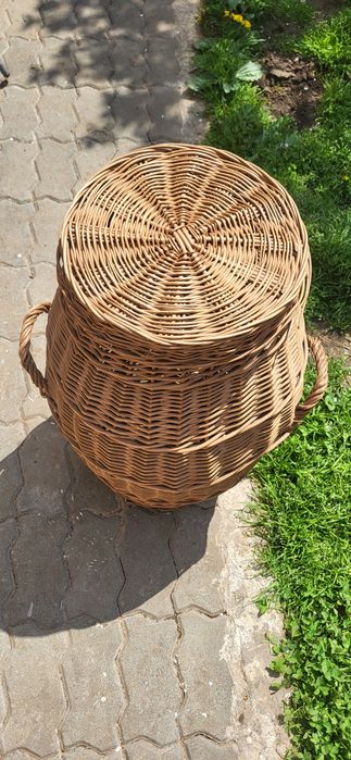 Coș de rufe din răchită.