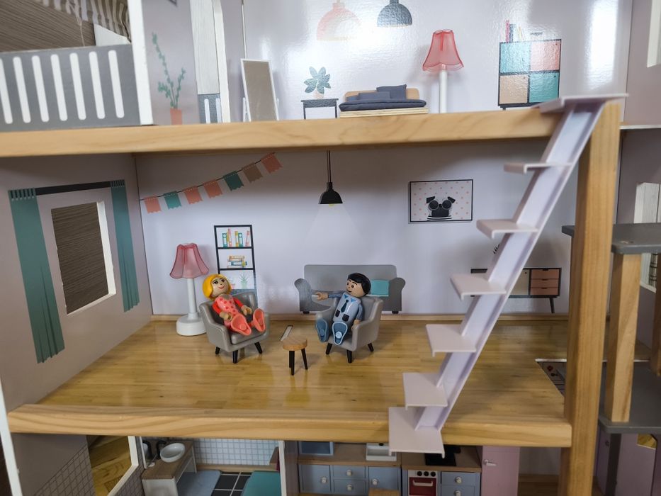 Дървена къща за кукли