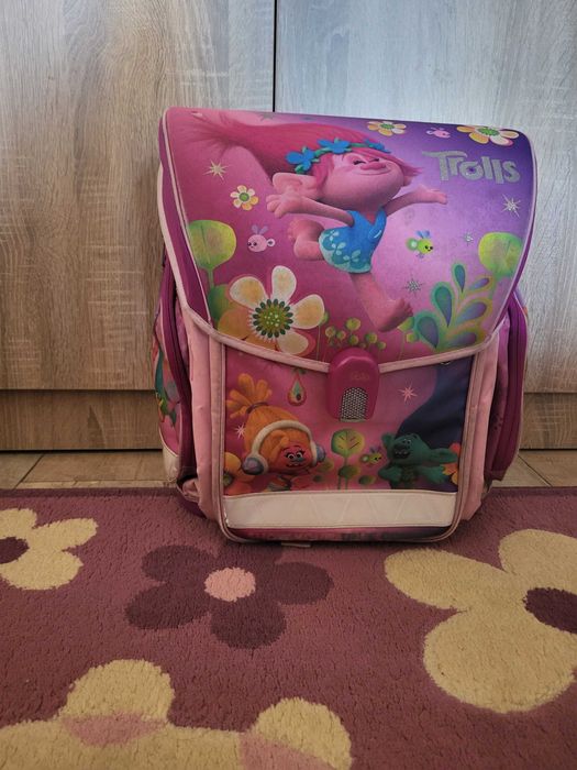 Ученическа раница тролчетата