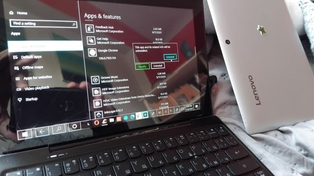 Лаптопче Леново, което става и на таблет за ремонт или за части