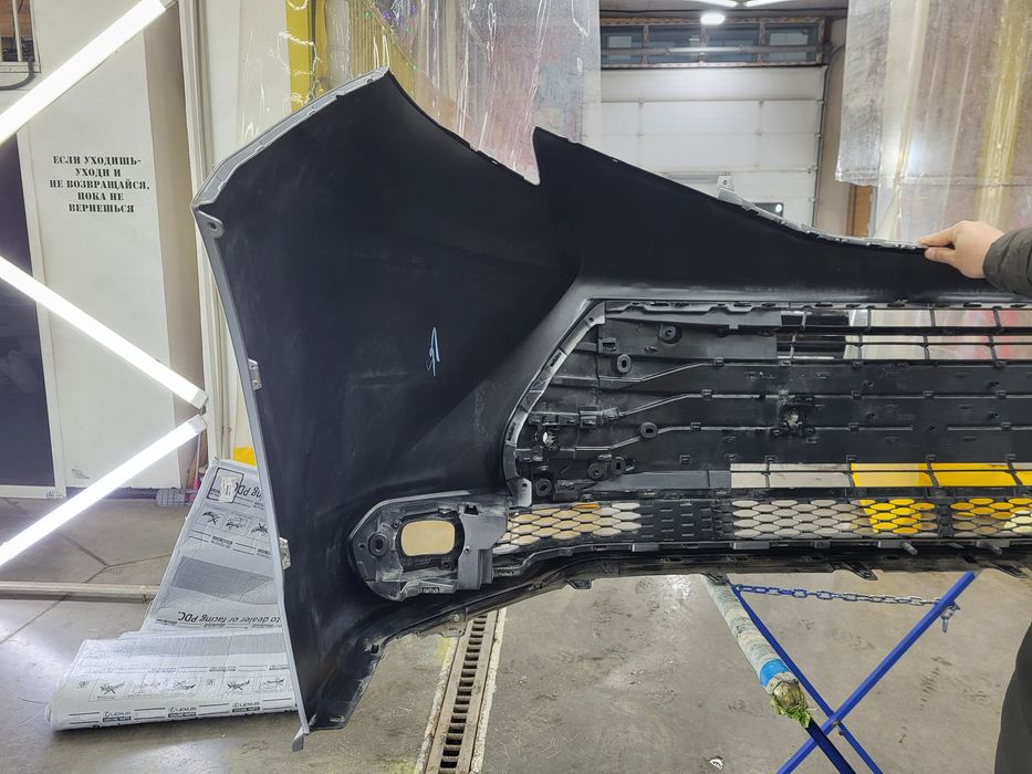 Продам передний бампер Тойоты Сиенны