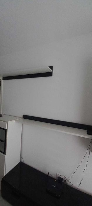 Set mobila Living - comoda TV cu 3 sertare, 2 corpuri albe, 2 etajere negre