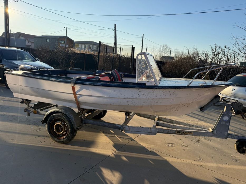 Vând Barca cu motor si peridoc