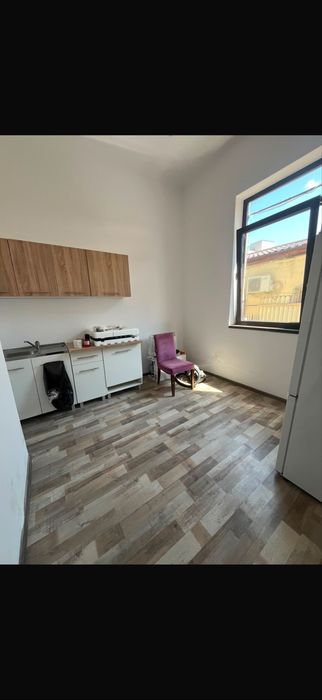 Inchiriez apartament la curte