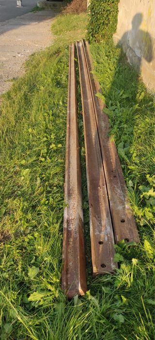Vând 3 sine tren cu lungimea de 6 m fiecare, ștanțate-54kg/ m. Șinele au fost folosite la un acoperis de garaj pentru rezistență.