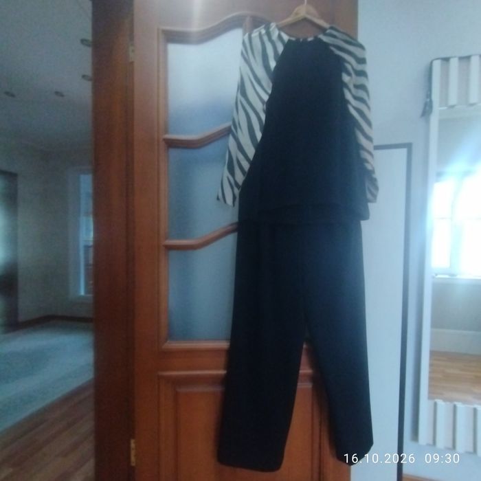 Продам женский брючный костюм