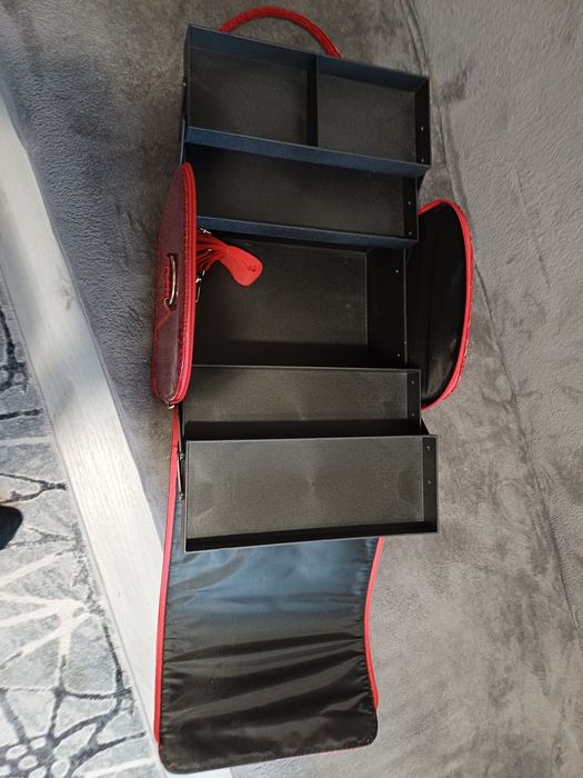 Vand geanta pt make-up noua si f.ieftina