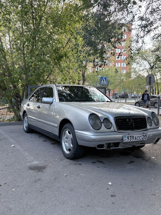 Продам машину мерседес Е230 лупарик механика