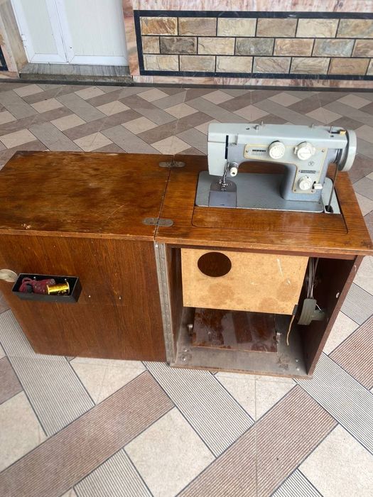 Тикув машина сотилади