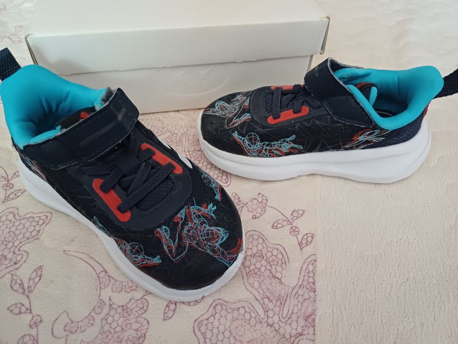 Adidas  marvel маратонки