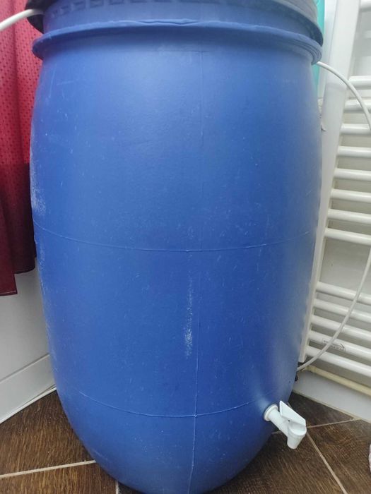 Vând butoaie din plastic alimentar, în stare foarte bună.