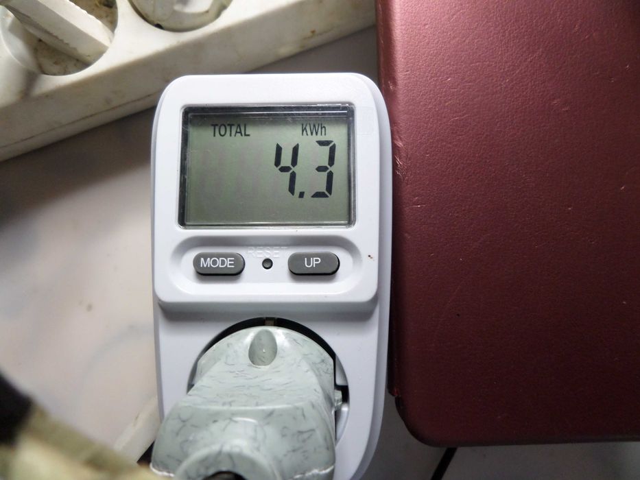 Aparat masura consumul instant in w panouri solare invertor arata tensiunea 220v