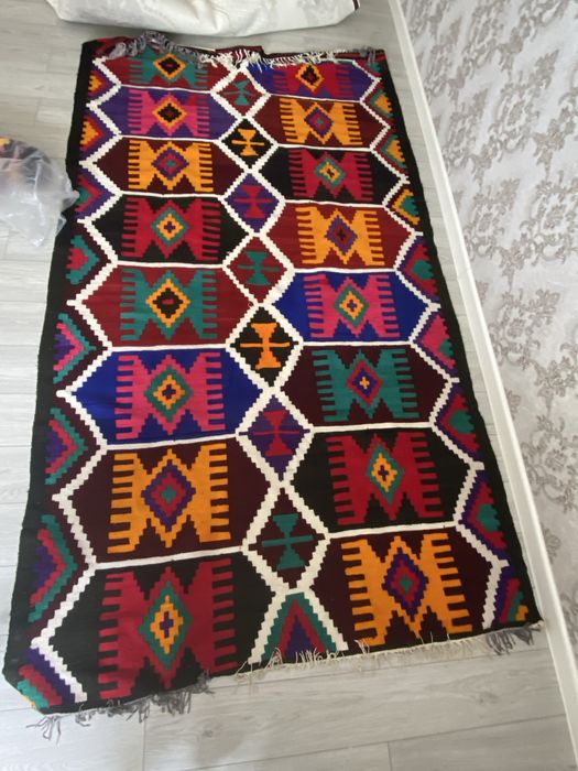 Продается ковер в хорошем состоянии