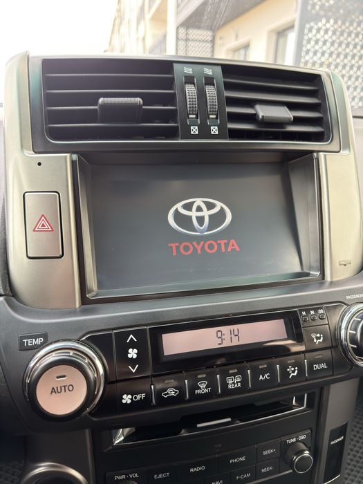 complet cu ramă. Synteco SRTi Radio auto și navigație. A fost instalat pe un Prado 150 din 2011.