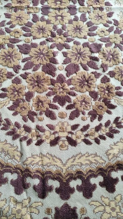 Тежка покривка с релефни плюшени цветя