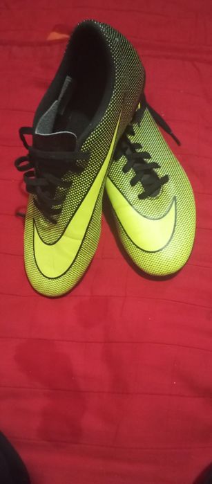 Ghete de fotbal Nike.