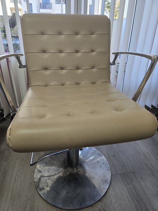 Фризьорски стол запазен