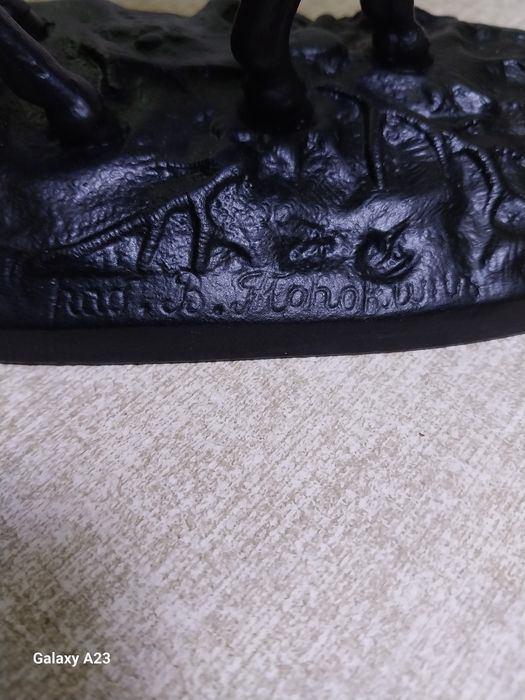 Продается чугунная статуетка