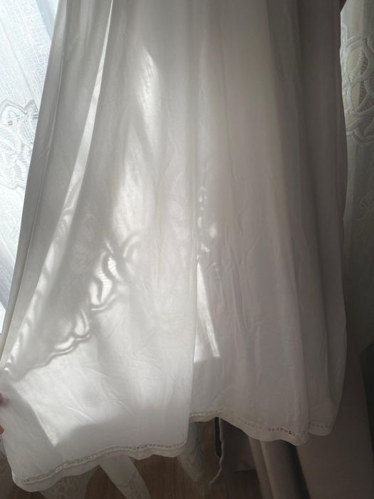 Rochie albă, vaporoasă, cu detalii delicate din dantelă