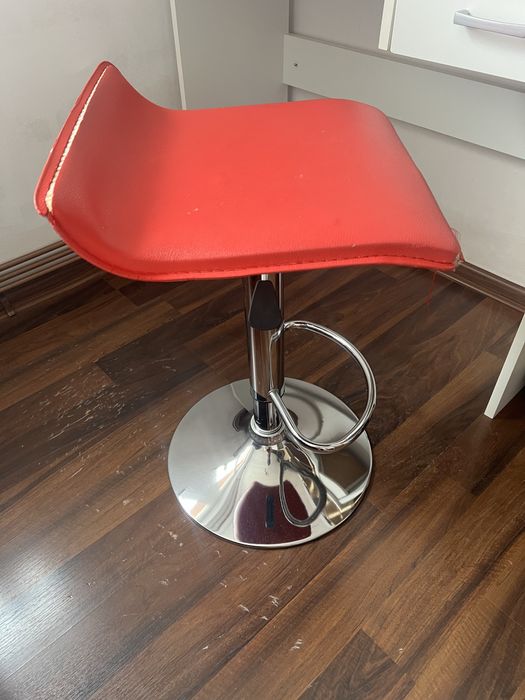 Vand birou plus oglinda( sau masa de machiaj) si scaun .