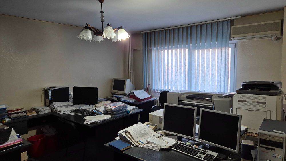 Persoana Juridica - De vanzare Urgent Apartament 2 camere decomandat langa Catedrala Ultra Central .