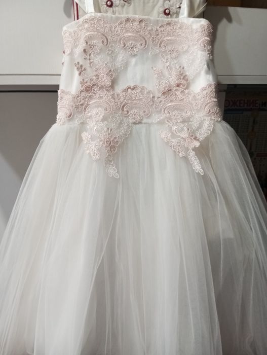 Продам нарядные платья 6-7 лет