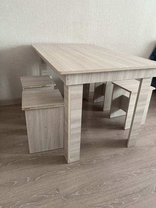 Стол с 4 табуретками