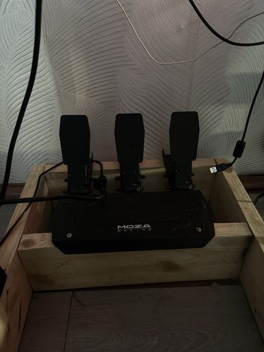 Продам игровой руль MOZA R3