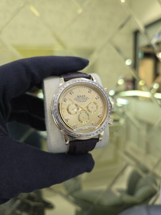 Золотые часы ролексы с большим диаметром в 45мм и бриллиантами в 1кр.